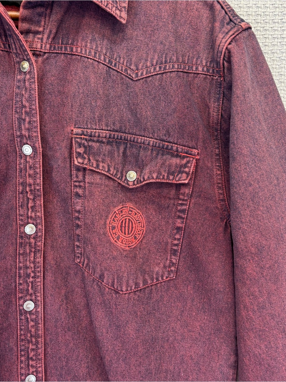 Harley Davidson Women’s Long Sleeve Snap Front Faded Burgandy Denim Shirt Med - Picture 2 of 8